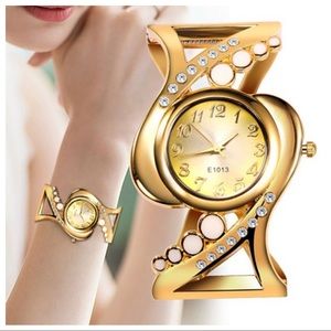 Boho Chic Diamond Bangle Hand Hollow
Quartz Watch (Golden)